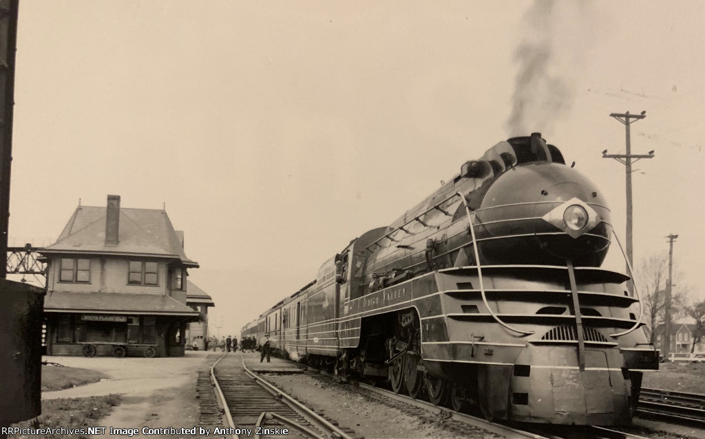 Lehigh Valley streamliner stops at South Plainfield